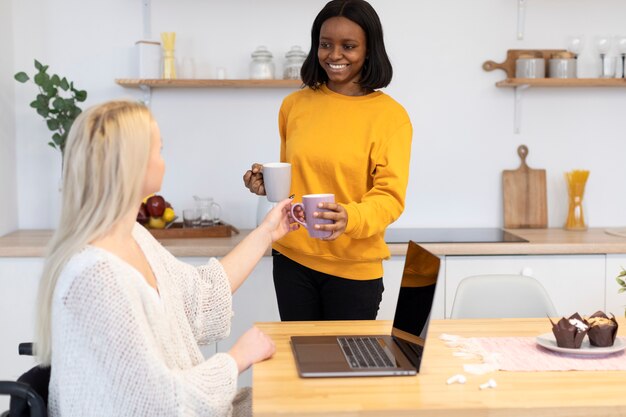 Mujeres sonrientes de tiro medio en el interior