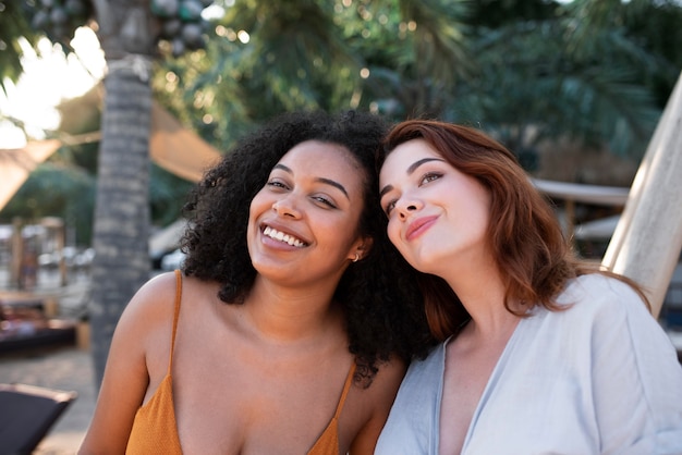 Mujeres sonrientes de tiro medio juntas