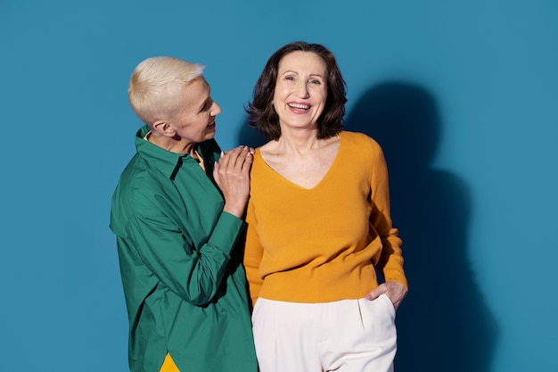 Mujeres sonrientes de tiro medio posando juntas