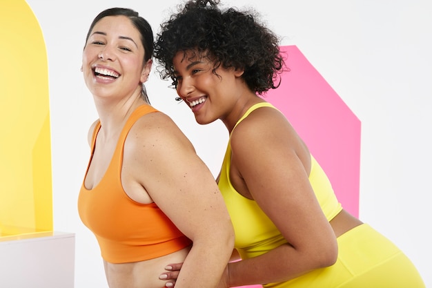 Mujeres sonrientes de tiro medio posando juntas