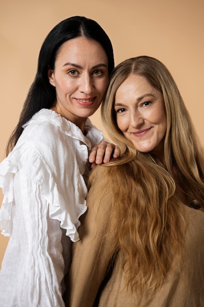 Mujeres sonrientes de tiro medio posando juntas