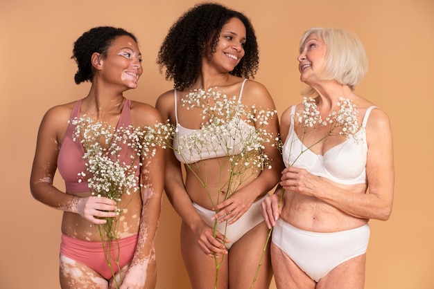 Mujeres sonrientes de tiro medio posando juntos