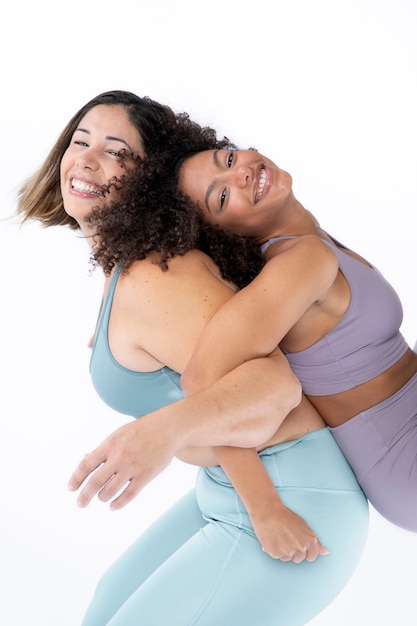 Mujeres sonrientes de tiro medio posando