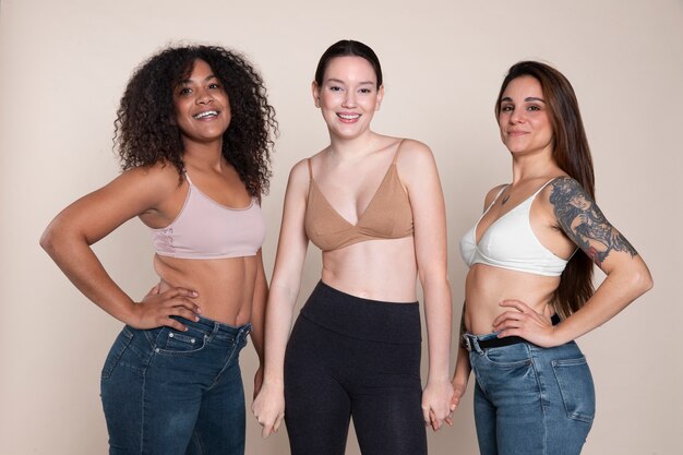 Mujeres sonrientes de tiro medio posando