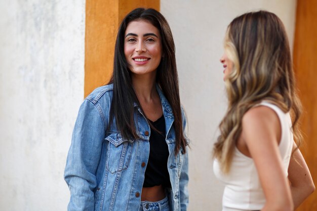 Mujeres sonrientes de tiro medio que pasan tiempo al aire libre