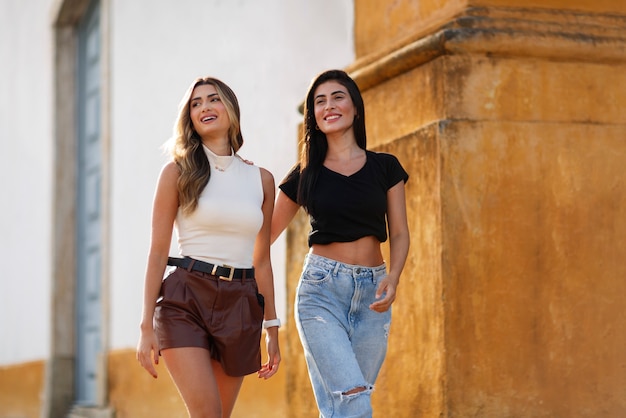 Mujeres sonrientes de tiro medio que pasan tiempo al aire libre