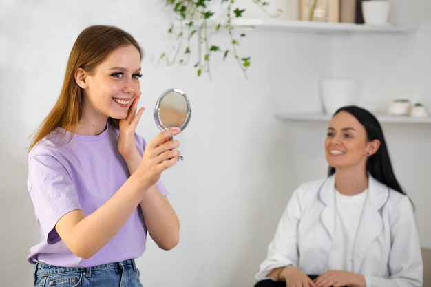 Mujeres sonrientes de tiro medio en el salón