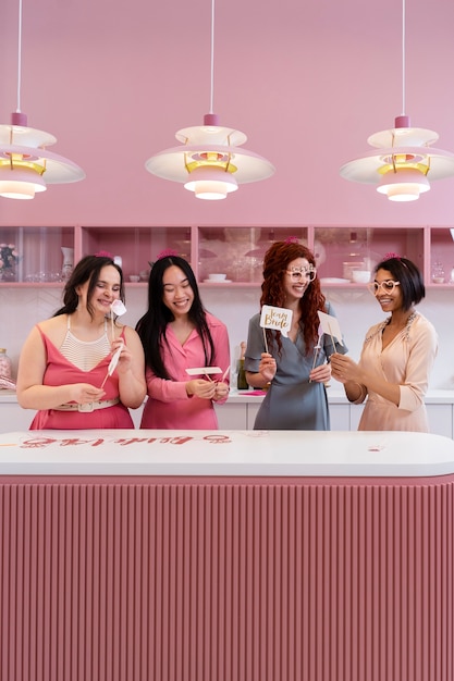 Mujeres sonrientes de tiro medio