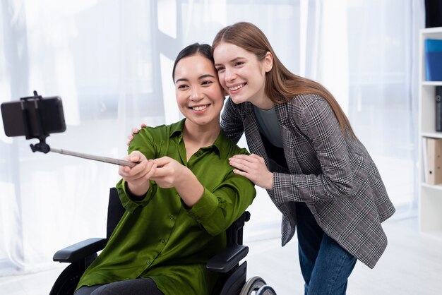 Mujeres sonrientes tomando selfie