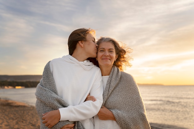 Foto gratuita mujeres sonrientes en la vista frontal de la playa
