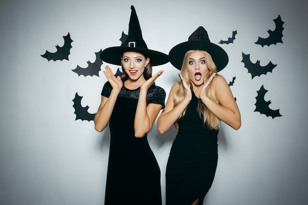 Mujeres sorprendidas en la fiesta de Halloween