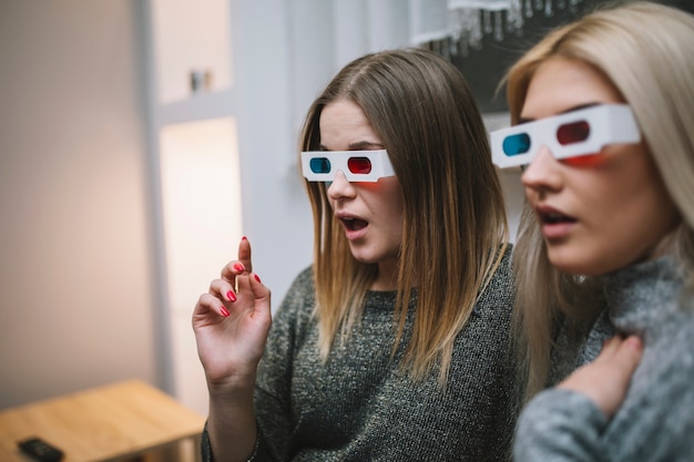 Mujeres sorprendidas en gafas 3D viendo la película