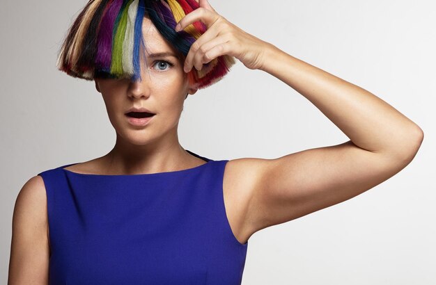 Mujeres sorprendidas que tocan el pelo teñido