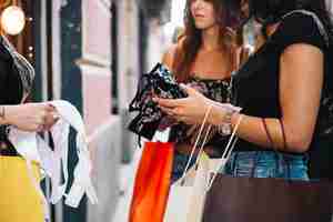 Foto gratuita mujeres sosteniendo bolsas de papel y ropa interior