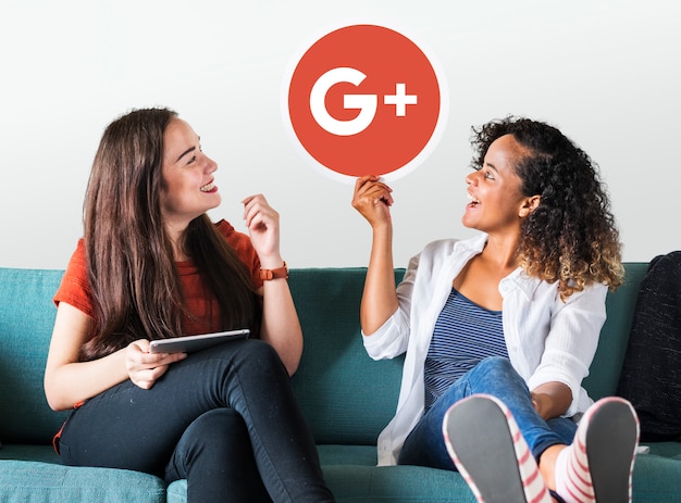 Foto gratuita mujeres sosteniendo un ícono de google plus