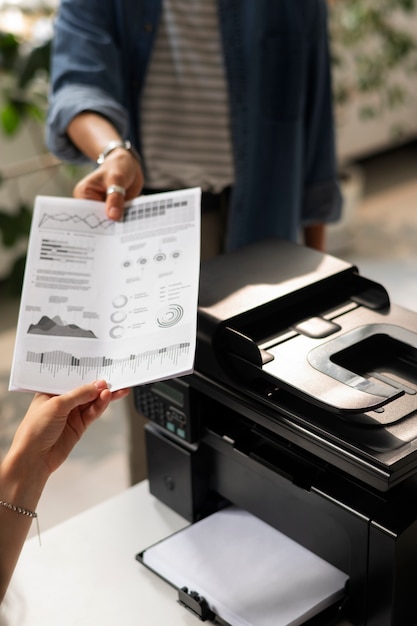 Mujeres sosteniendo papel alto ángulo