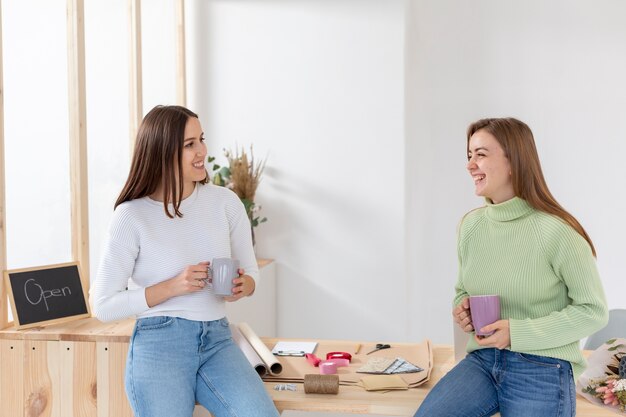 Mujeres en su florería hablando entre ellas