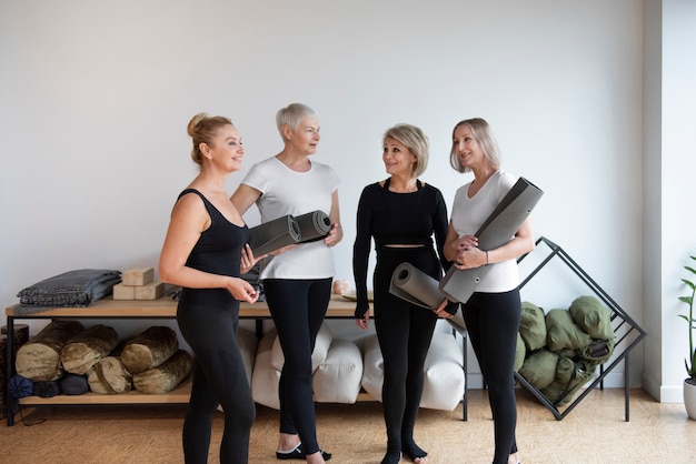 Mujeres en su sesión de yoga