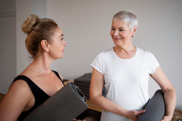 Mujeres en su sesión de yoga