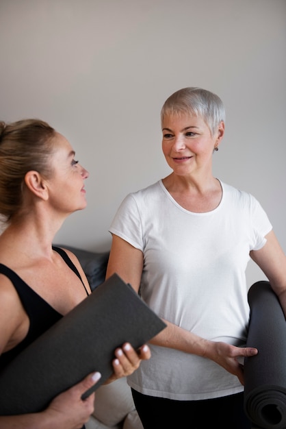 Foto gratuita mujeres en su sesión de yoga