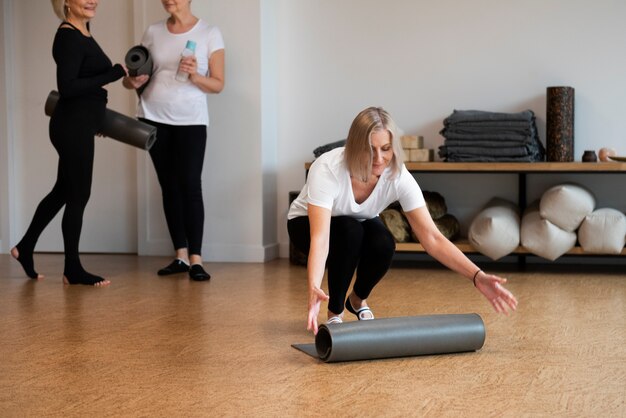 Mujeres en su sesión de yoga