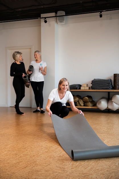 Mujeres en su sesión de yoga