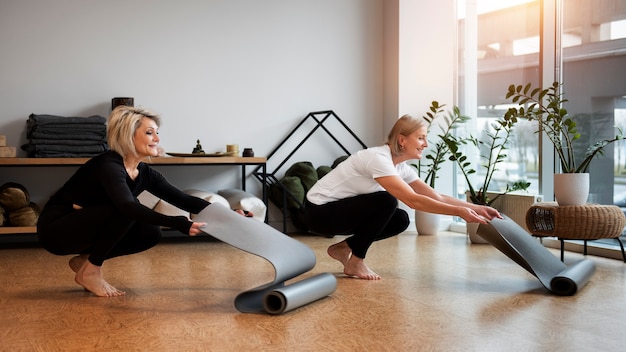 Foto gratuita mujeres en su sesión de yoga