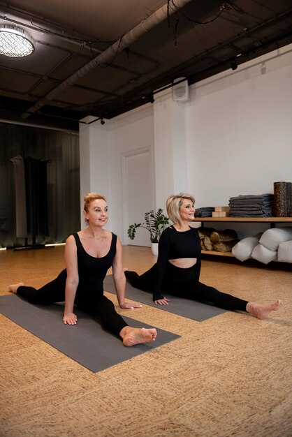 Mujeres en su sesión de yoga