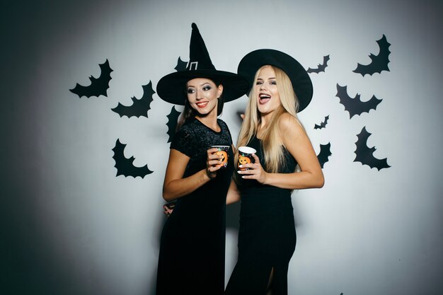 Mujeres con tazas en la fiesta de Halloween