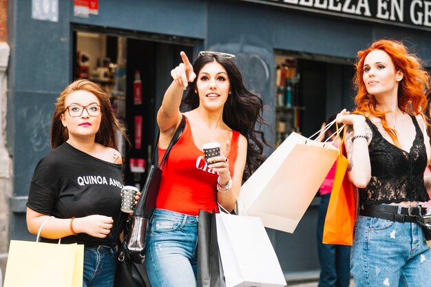 Mujeres, teniendo, compras, juntos