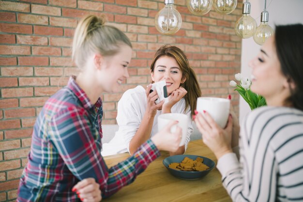 Mujeres teniendo hora del té y charlando