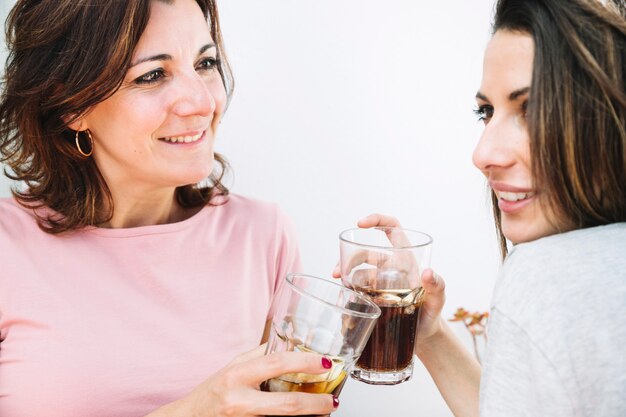 Foto gratuita mujeres tintinean vasos con bebida