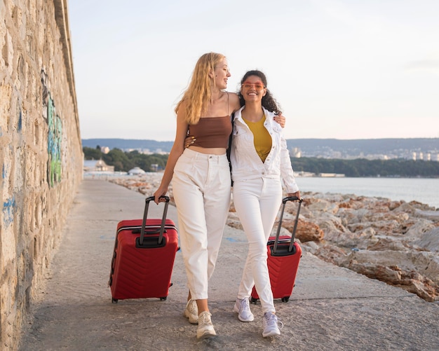 Mujeres de tiro completo abrazados