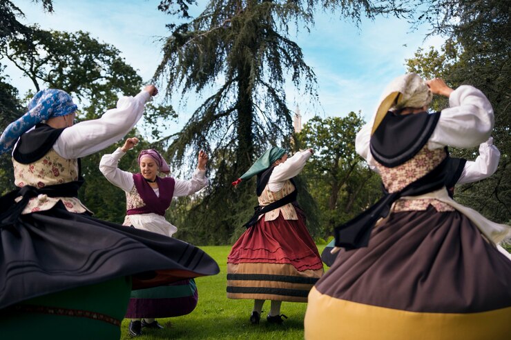 Mujeres de tiro completo bailando folk