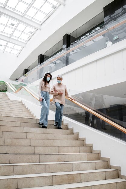 Mujeres de tiro completo bajando las escaleras