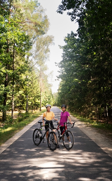 Mujeres de tiro completo con bicicletas.