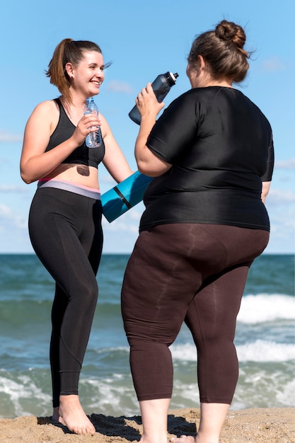 Foto gratuita mujeres de tiro completo con botellas de agua