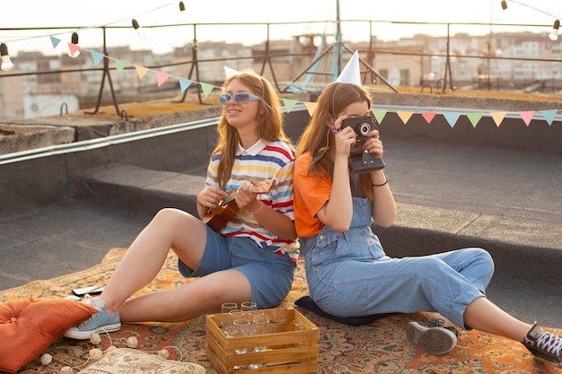 Mujeres de tiro completo con cámara de fotos