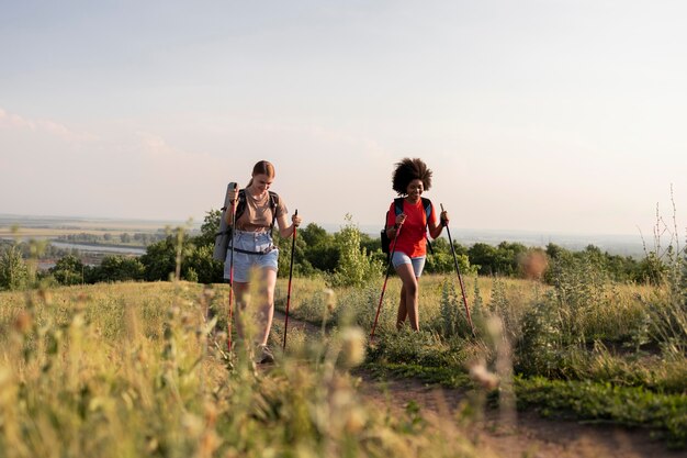 Mujeres de tiro completo caminando juntos