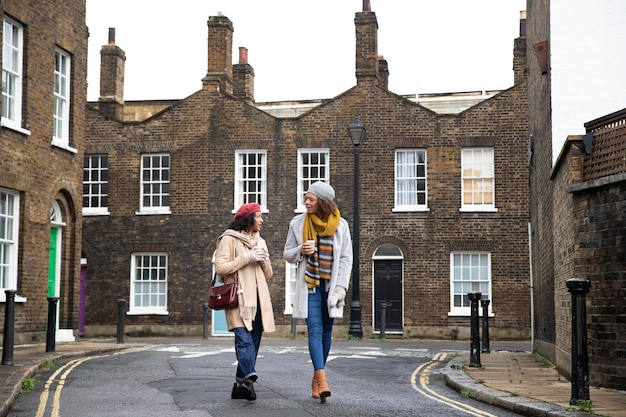 Mujeres de tiro completo caminando en la temporada de invierno de la ciudad