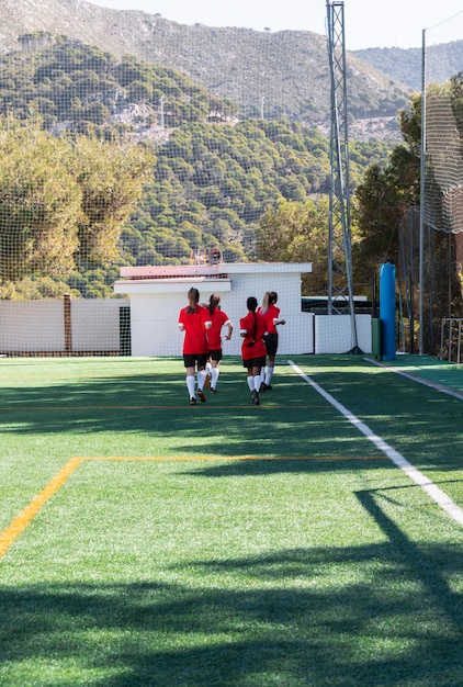 Mujeres de tiro completo en campo