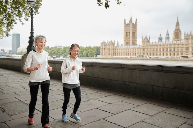 Mujeres de tiro completo corriendo al aire libre