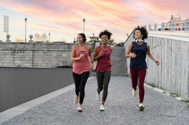 Mujeres de tiro completo corriendo al aire libre