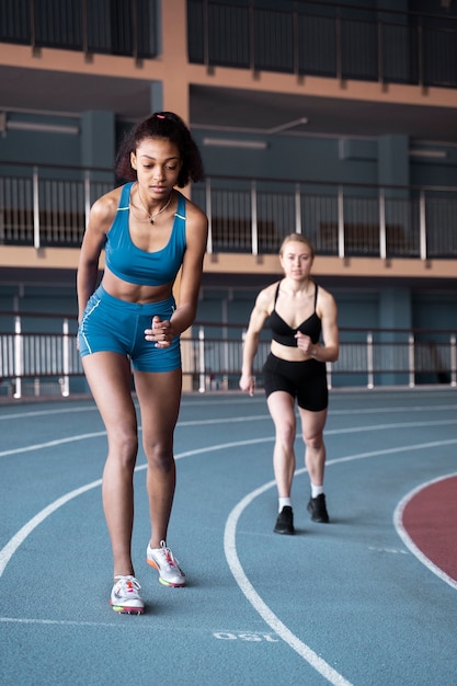 Mujeres de tiro completo corriendo juntas