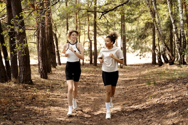 Mujeres de tiro completo corriendo juntas