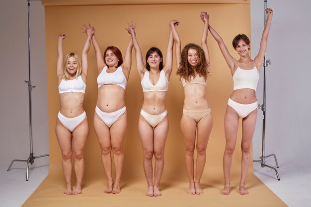 Mujeres de tiro completo con diferentes cuerpos.