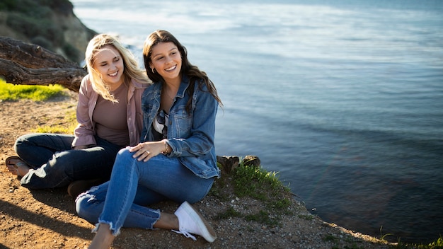 Mujeres de tiro completo disfrutando del tiempo al aire libre