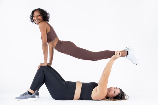 Mujeres de tiro completo entrenando juntas