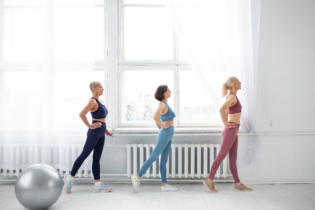 Mujeres de tiro completo entrenando juntas