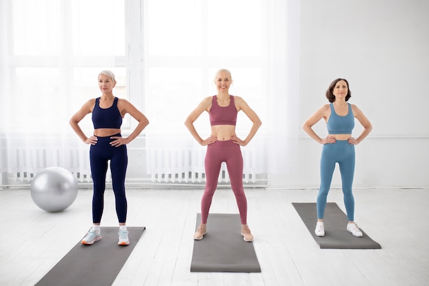 Mujeres de tiro completo entrenando juntas